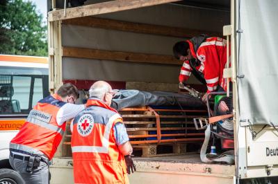 Esslingen-Weil: Brand von einer Muellschachtanlage und einer Muellpresse in einem Mehrfamilienhaus - Bewohner evakuiert